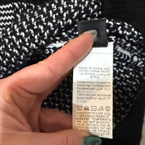 SHEIN Monochrome Knit Sweater Vest - Picture 3 of 4